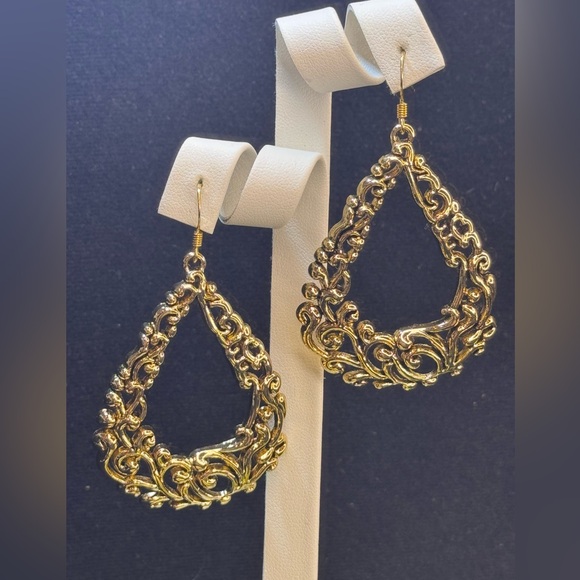 And Lovely Gold Tone Filigree Fish Hook Dangle Earrings - Picture 4 of 8